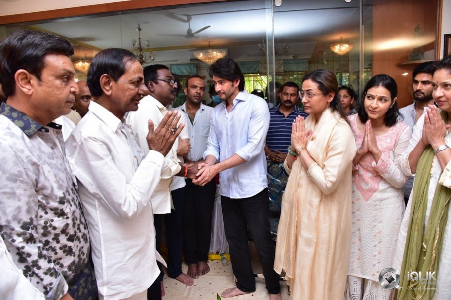 Celebrities-pay-homage-to-superstar-Krishna